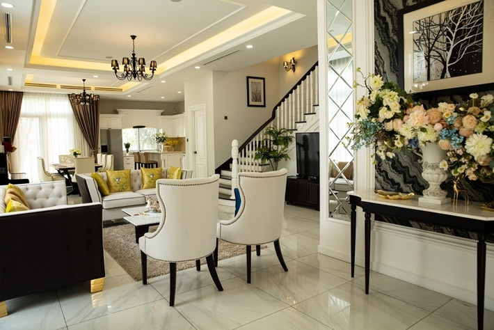 Nữ MC tâm đắc phong cách sang trọng, cổ điển nên kết hợp đồ dùng giữa các gam màu như trắng, kem, nâu, đen mang đến cảm giác thư thái, ấm cúng khi bước vào nhà. Ảnh: FBNV