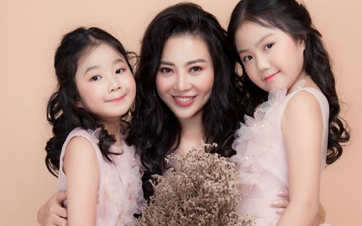 Thanh Hương đã có hơn 10 năm tuổi nghề và có tổ ấm hạnh phúc bên người chồng doanh nhân thành đạt cùng 2 cô con gái nhỏ. Ảnh: FBNV