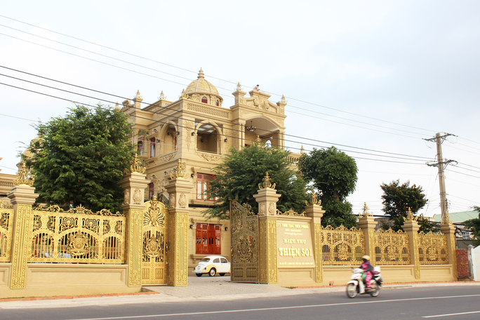Trước khi bị bắt vì cho vay nặng lãi, đại gia Thiện 'Soi" nổi tiếng với căn biệt thự "dát vàng" gây ồn ào trên mạng xã hội. Ảnh: Dân Việt