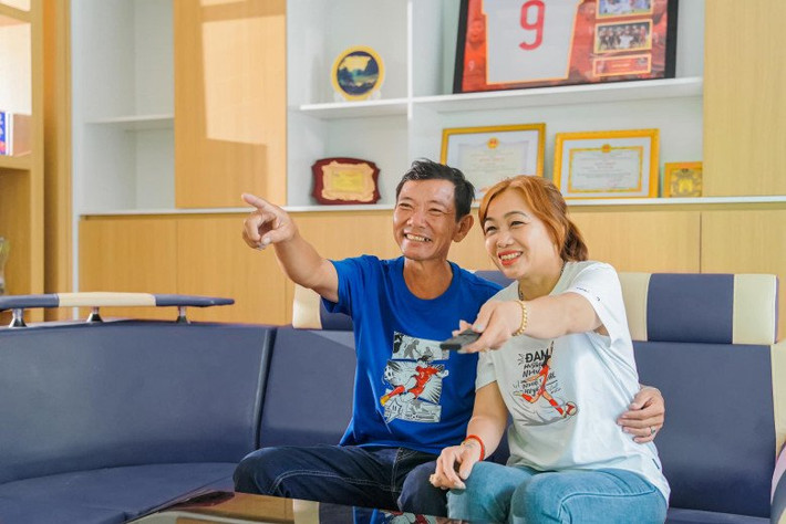 Tuy nhiên, trong một bài đăng trên trang cá nhân mới đây, đội trưởng Huỳnh Như chia sẻ hình ảnh bố mẹ đang xem ti vi tại phòng khách. Ảnh: FBNV