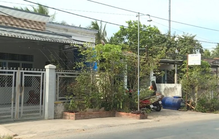 Xuất hiện trên sóng truyền hình, nhìn từ bên ngoài, ngôi nhà của Huỳnh Như không hoành tráng nhưng kiên cố. Xung quanh nhà có nhiều cây xanh.