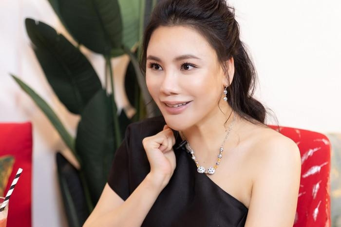 Hồ Quỳnh Hương nổi tiếng với hàng loạt bản hit "đi cùng" thế hệ 8x, 9x,,... Dù vậy vài năm trở lại đây, nữ ca sĩ sống kín tiếng, ít xuất hiện tại các sự kiện giải trí. Ảnh: Saostar