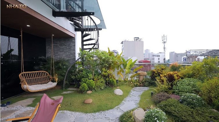Khu vườn trên mây ở tầng 7 thiết kế kiểu Nhật với bãi cỏ xanh, những gốc tùng La Hán. Nguồn ảnh: chụp màn hình NhaTo