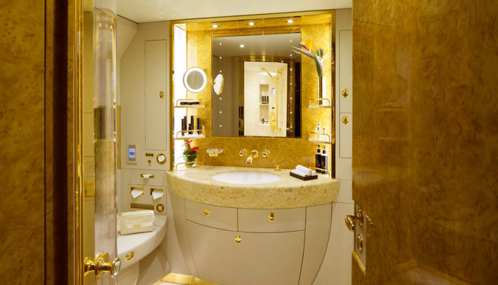 Trên chiếc chuyên cơ xa xỉ này, hành khách có thể tận hưởng dịch vụ tắm spa trẻ hóa và có phòng trang điểm riêng biệt. Ảnh: Emirates-executive