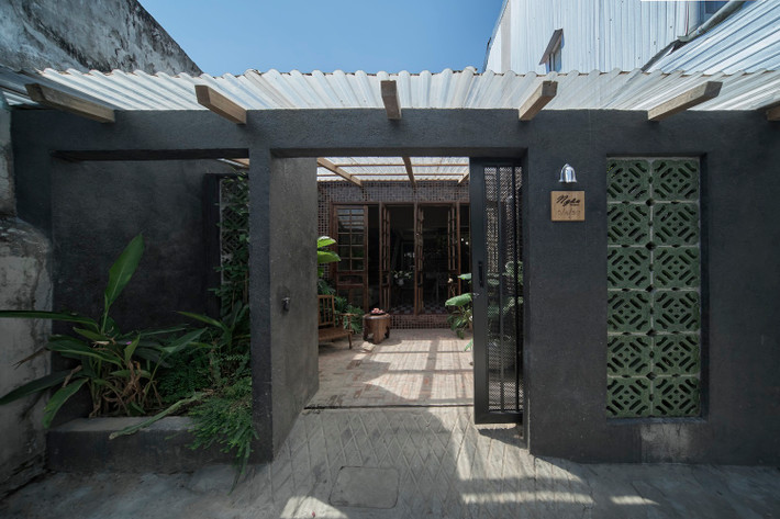 Ngâu House là ngôi nhà nằm trong một con hẻm nhỏ, thuộc khu tập thể dành cho các giáo sư đại học ở Việt Nam. Gia chủ là người yêu thích sự hoài cổ nên mong muốn không gian sống mang sự tĩnh lặng.