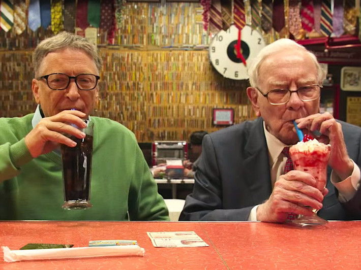 Tỷ phú Bill Gates từng bày tỏ niềm yêu thích với Diet Coke, tới mức ông có thể uống 3 hay 4 lon mỗi ngày. Ảnh: BI