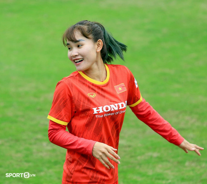  Chương Thị Kiều được mệnh danh là trung vệ ‘thép’ của đội tuyển nữ Việt Nam. Nữ trung vệ có tuổi thơ khó khăn, phải sống xa cha mẹ. Ảnh: Sport5