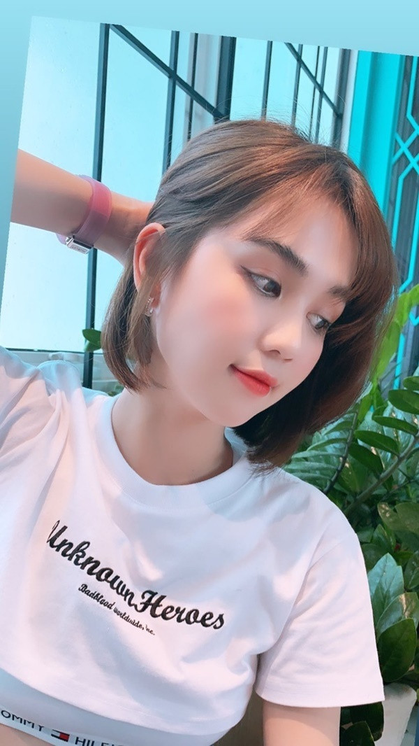 Tình duyên lận đận nhưng về công việc, Ngọc Trinh phất lên như "diều gặp gió". "Nữ hoàng nội y" được mời tham gia nhiều dự án phim lớn và sở hữu loạt kênh mạng xã hội với hàng triệu lượt theo dõi.