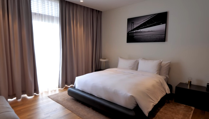 Trên tầng 2 có 4 phòng ngủ chính, sử dụng gam màu trắng chủ đạo giống như trong resort 5 sao.