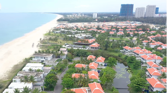 Căn biệt thự chỉ cách bãi biển vài bước chân. Nguồn ảnh: Chụp màn hình NhaF