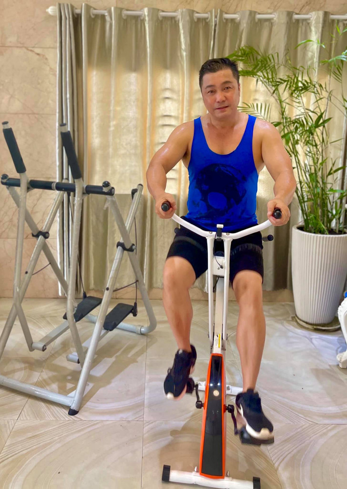 Nam diễn viên dành không gian để luyện tập thể thao trong nhà. Ảnh: FBNV