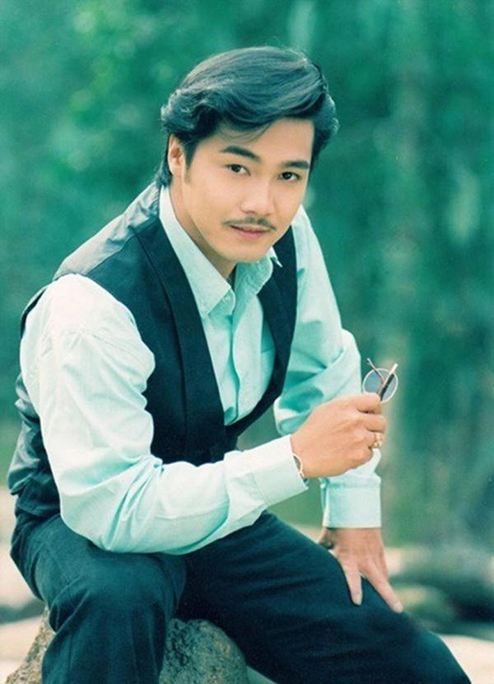 Diễn viên Lý Hùng là một trong những nam tài tử hot nhất màn ảnh Việt những năm 90. Nhờ nổi tiếng, Lý Hùng từng đạt kỷ lục “Nam diễn viên có cát-xê cao nhất” với doanh thu 30 triệu đồng/tập (tương đương 60 cây vàng thời đó). Ảnh: Thể Thao Văn Hoá