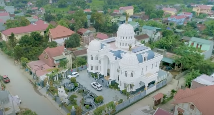 Căn biệt thự toạ lạc tại huyện Yên Định (Thanh Hoá), có diện tích 1.100 m2, trong đó 560m2 đất ở, phần còn lại làm bãi đậu xe 10 ô tô và sân vườn phía trước dinh thự.