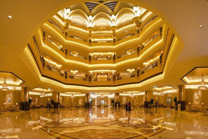 Toà nhà thiết kế theo phong cách cung điện, có diện tích 240.000 m2 với 394 phòng nghỉ.