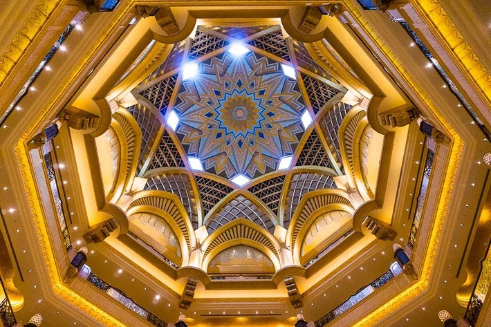 2.000 m2 trần nhà được trang trí công phu bằng vàng 22 carat cần được bào trì thường xuyên bởi một nhóm thợ.