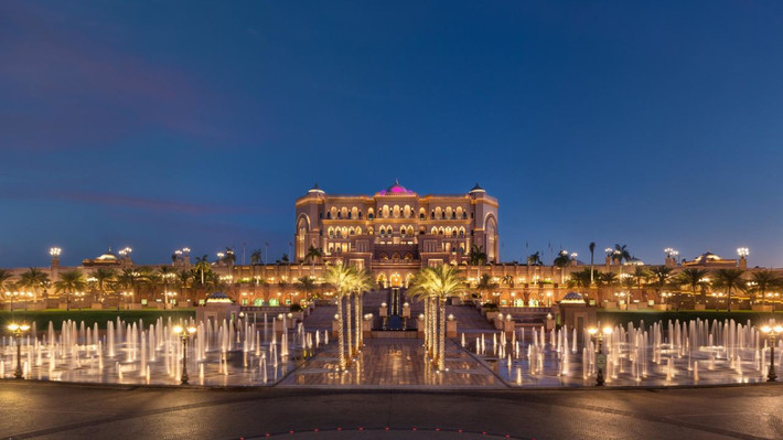 Toàn bộ khuôn viên khách sạn Emirates Palace xây trên một khu vực dài 1,3km của một bãi biển cát trắng riêng tại Abu Dhabi (UAE).