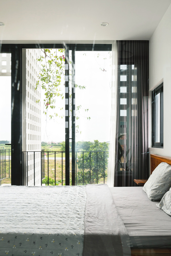 Cách xử lý hình khối và mặt đứng 2 lớp không chỉ góp phần tăng tính thẩm mỹ cho ngôi nhà, giúp không gian bên trong tránh bức xạ trực tiếp từ hướng Tây mà vẫn giao thoa được với thiên nhiên bên ngoài. Nguồn ảnh: Hoàng Lê