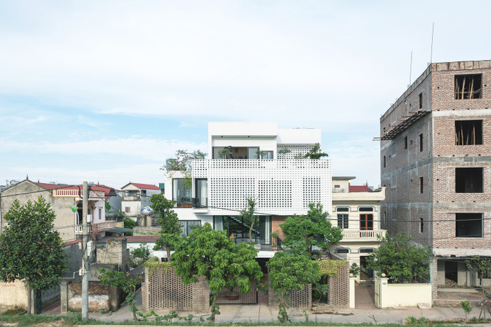 Vị trí khu đất khá đặc biệt với mặt tiền hướng Tây nhìn lên đê. Đặc điểm địa hình và vị trí này là đề bài cho kiến trúc sư tìm giải pháp.