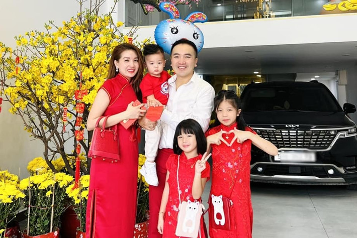 Ca sĩ Dương Ngọc Thái có cuộc sống hạnh phúc bên vợ là ca sĩ Triệu Ái Vy cùng 3 con trong cơ ngơi hoành tráng 6 tầng.