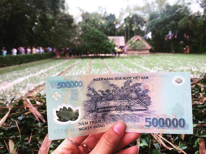 Trên tờ tiền 500.000 đồng có in hình ảnh ngôi nhà tranh 5 gian tại Làng Sen, Nam Đàn, Nghệ An. Đây là quê hương của Chủ tịch Hồ Chí Minh. Ảnh: Zing