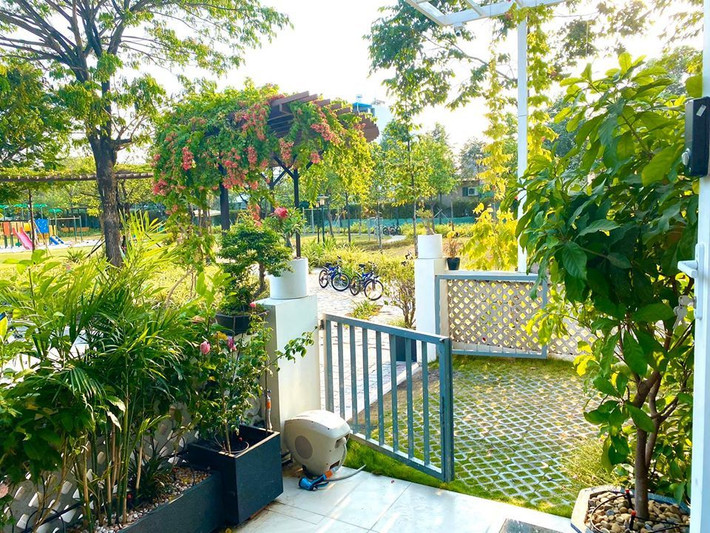 Bên cạnh sự nghiệp, Á hậu - NSƯT Trịnh Kim Chi còn được khán giả ngưỡng mộ bởi cuộc sống hạnh phúc bên chồng con. Nữ nghệ sĩ và gia đình đang sống trong căn biệt thự rộng 200 m2 tại quận 7, giá trị ước tính khoảng 10 tỷ đồng.