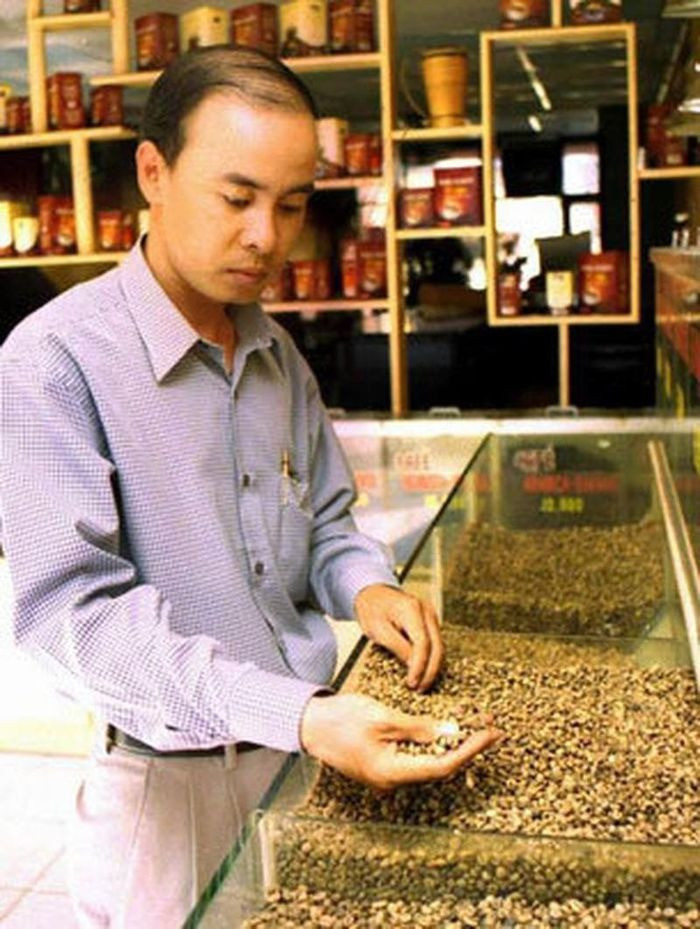 Bức ảnh "vua cà phê" Đặng Lê Nguyên Vũ thời trẻ khiến không ít người tò mò, hoá ra ngay từ nhỏ ông Vũ đã mang dáng dấp của một doanh nhân, tóc hói với bộ quần áo cực kỳ lịch thiệp. Ảnh: Internet