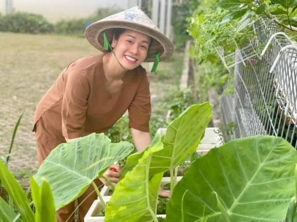 Nhật Kim Anh hóa "nông dân" chăm sóc vườn rau xanh mướt vào mùa dịch.