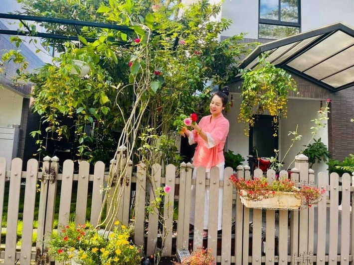Ngay từ cổng vào, Nhật Kim Anh trồng rất nhiều cây và các loại hoa.