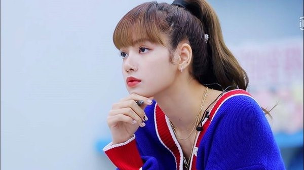 Lisa là em út của nhóm nhạc Blackpink. Dù còn nhỏ tuổi nhưng theo truyền thông Hàn Quốc, tài sản ròng ước tính của Lisa vào khoảng 14 triệu USD tính đến tháng 6/2022. Ảnh: AllKpop