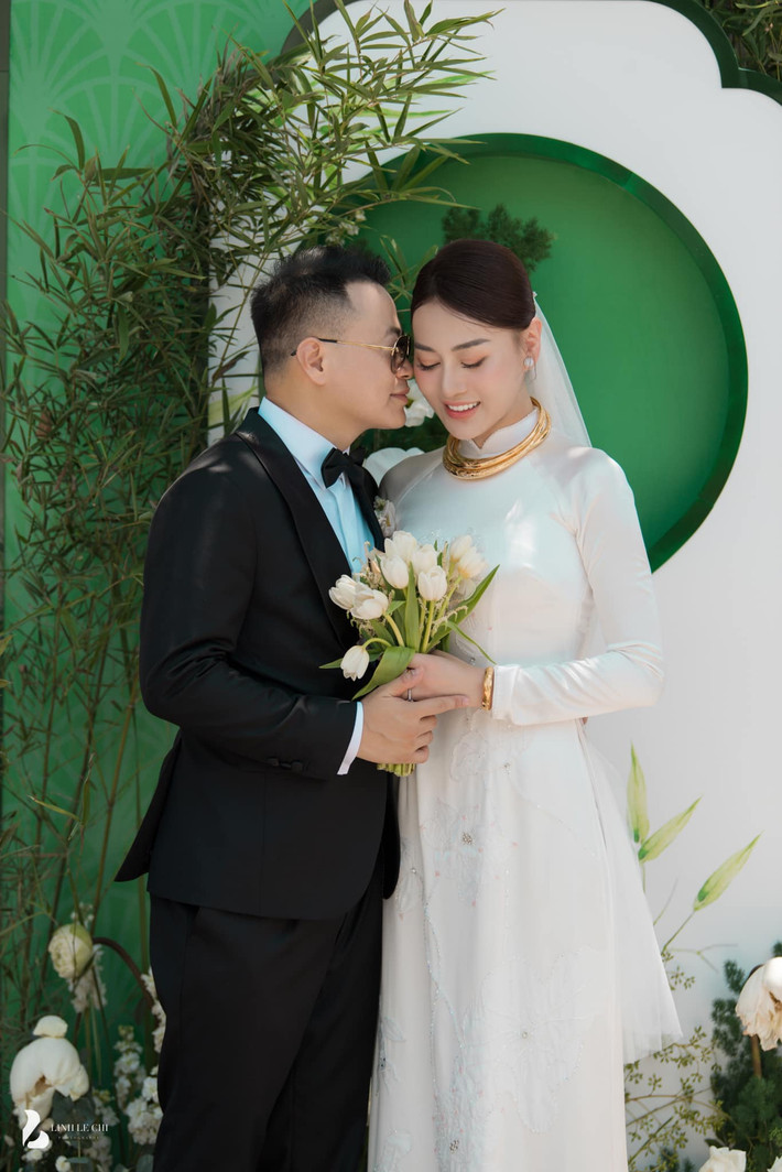 Sau nhiều sóng gió, diễn viên Phương Oanh và doanh nhân Nguyễn Hoà Bình đã chính thức tổ chức lễ ăn hỏi vào ngày 26/7 tại Phủ Lý, Hà Nam. Ảnh: FB Đỗ Phương Oanh