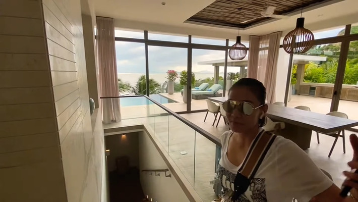 Gia đình nữ ca sĩ sở hữu một căn biệt thự sang trọng bên bờ biển tại Nha Trang. Ảnh: Chụp màn hình