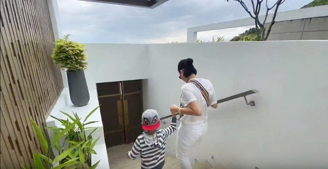Biệt thự của Thu Minh có thiết kế mở, phong cách gần gũi với thiên nhiên. Ảnh: Chụp màn hình