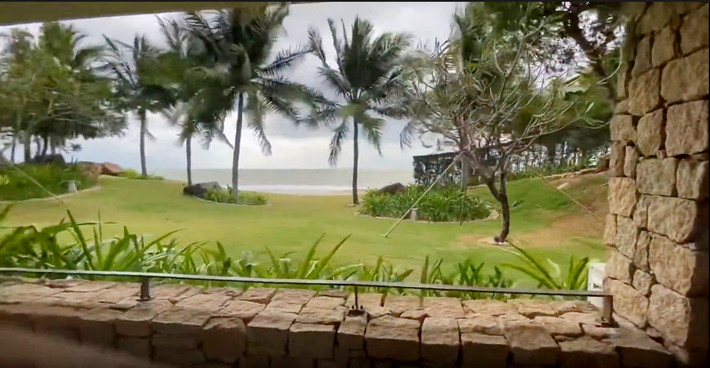 Căn biệt thự xây trên triền đồi nên phòng bếp và nhà ăn, sinh hoạt chung là tầng đầu tiên. Ảnh: Chụp màn hình