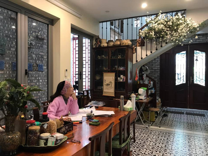 Có những lúc mải ngắm hoa, nữ nghệ sĩ quên cả làm việc. Ảnh: Nhịp sống Việt