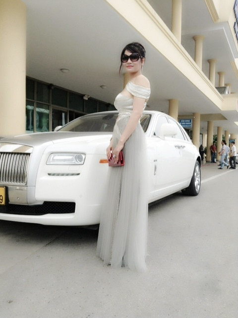 Nữ đại gia phố núi Nguyễn Thị Liễu là một trong số ít những nữ đại gia chơi siêu xe có tiếng của Việt Nam. Tháng 8/2013, bà Liễu gây ấn tượng về độ chịu chơi khi đích thân lái chiếc Rolls-Royce Ghost (giá khoảng 250.000 USD ở nước ngoài) đón nam ca sĩ Đàm Vĩnh Hưng về Hà Tĩnh, tham gia chương trình chung kết Hoa khôi Trí Tuệ Việt Nam (Miss ItGo 2013). Ảnh: Vietnamnet