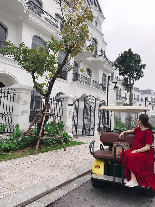 Với tiềm lực tài chính vững chắc, hotmom Hằng Túi nuôi cả 6 con. Cô từng khiến cộng đồng xôn xao về độ giàu có khi sớm sở hữu căn biệt thự xa hoa ở Long Biên.