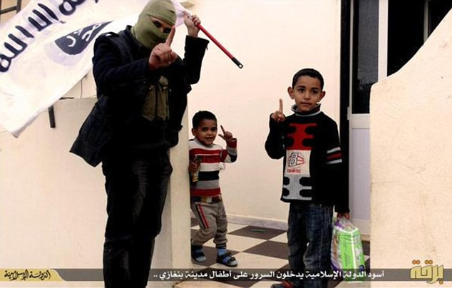 Một lính IS mang lá cờ của tổ chức tạo dáng cùng 2 trẻ em ở thành phố Benghazi, Libya. Tổ chức giám sát nhân quyền (Human Rights Watch), một tổ chức bảo vệ nhân quyền của mọi người trên toàn thế giới, cho biết binh lính IS đã tuyển dụng trẻ em, gửi chúng vào trại huấn luyện quân đội và sử dụng chúng trong những hoạt động bao gồm cả đánh bom liều chết.