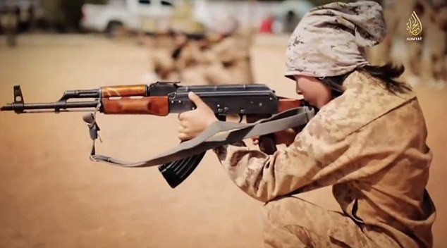 Trẻ em đang học cách sử dụng súng AK-47 dưới sự hướng dẫn của binh lính IS trong một ngôi trường huấn luyện không tên.