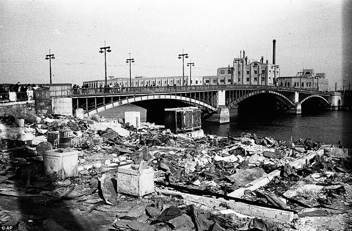 Sự tàn phá hiện hữu quanh cây cầu Azuma sau khi Tokyo bị đánh bom.