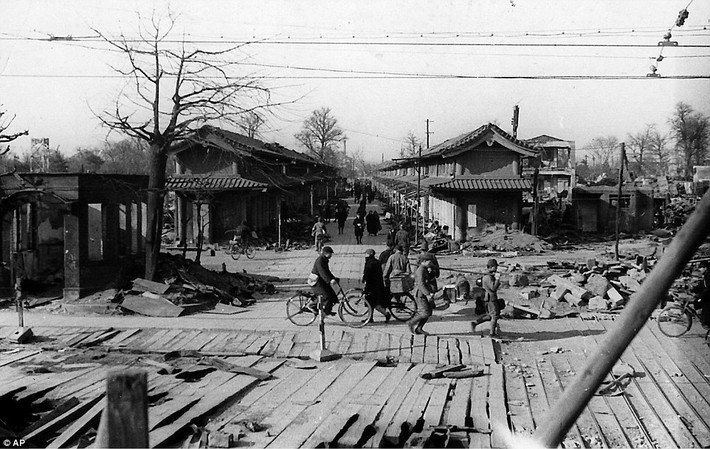 Những người sống sót đi lại trên con phố mua sắm Naakamise những ngày sau khi thủ đô Tokyo bị Mỹ đánh bom.