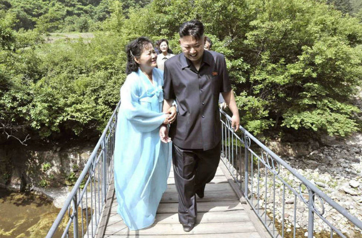 Ông Kim Jong-un trong chuyến thăm khu vực cách mạng Yuphyong ngày 16/6/2013.