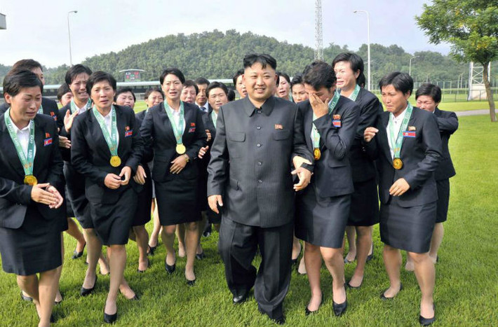 Ông Kim Jong-un đi bộ cùng đội bóng đá nữ quốc gia, những người vừa giành chiến thắng trong giải đấu của Liên đoàn bóng đá Đông Á tuần trước ở Seoul, Hàn Quốc.