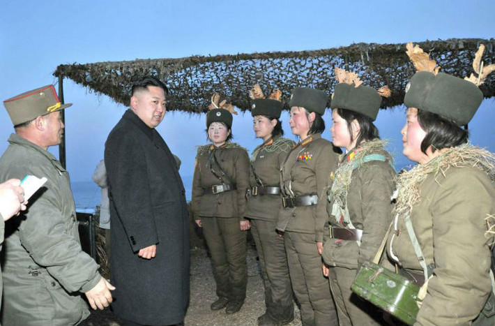 Nhà lãnh đạo Kim Jong-un trò chuyện với những chiến sĩ thuộc Quân đội Nhân dân Triều Tiên trong buổi diễn tập đổ bộ và chống đổ bộ của các Đơn vị 324, 287 và 597 đến từ quân đội Hải quân ở mặt trận phía đông và khu vực bờ biển phía đông ngày 25/3/2013.