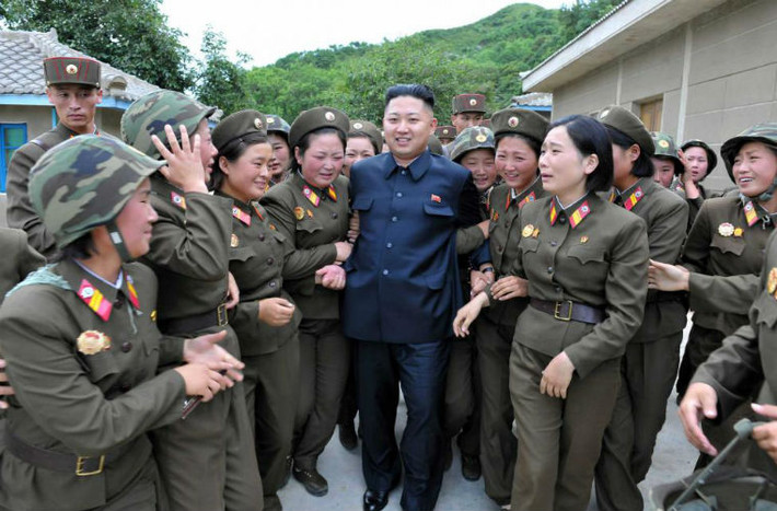 Chủ tịch Kim Jong-un tới thăm Công ty Kamnamu (Cây hồng vàng) thuộc Đơn vị 4302 của Quân đội Nhân dân Triều Tiên ở thủ đô Bình Nhưỡng ngày 24/8/2012.