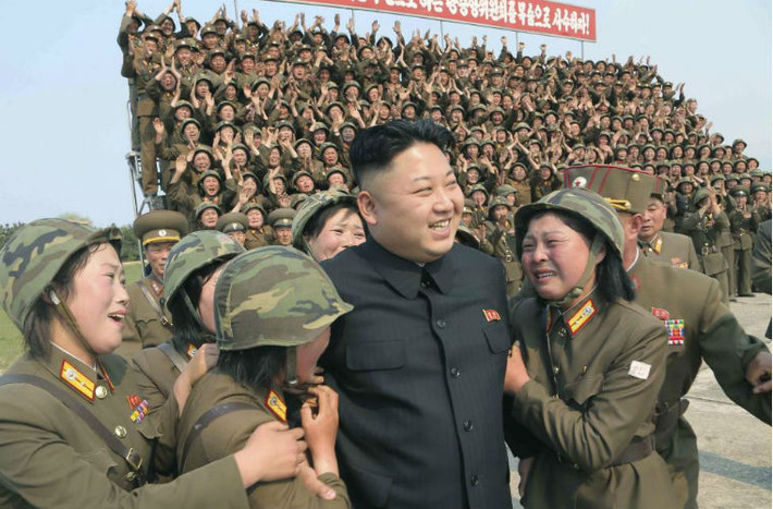 Nhà lãnh đạo Kim Jong-un trong vòng vây các chiến sĩ nữ khi tới chỉ đạo buổi diễn tập vận hành tên lửa phóng loạt của Đơn vị 851 thuộc Quân đội Nhân dân Triều Tiên ngày 24/4/2014.