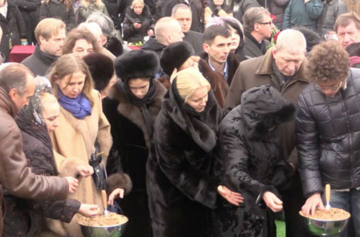 Ai cũng mong được bỏ nắm đất vào phần mộ ông Boris Nemtsov.