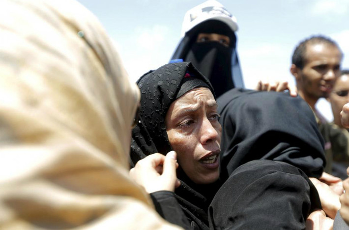 Họ hàng của nhà báo Abdul Kareem al-Khaiwani xúc động trong lễ tang ông tại thủ đô Sanaa ngày 24/3. Những kẻ tấn công trên chiếc xe mô tô đã bắn chết ông Khaiwani, một trong những nhà báo hàng đầu của Yemen, đồng thời là một nhà hoạt động xã hội có ảnh hưởng tới nhóm Houthi, một nguồn tin cảnh sát cho biết.