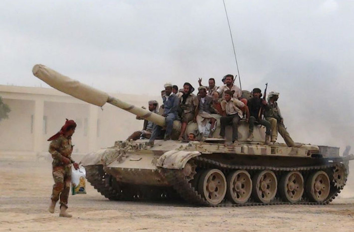 Lực lượng binh lính trung thành với Tổng thống Yemen Abd-Rabbu Mansour Hadi lái xe tăng từ căn cứ không quân al-Anad ở tỉnh Lahej, phía nam Yemen ngày 24/3.