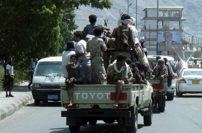 Lực lượng vũ trang trung thành với Tổng thống Yemen Abd-Rabbu Mansour Hadi trên chiếc xe tuần tra ở thành phố Aden ngày 25/3.