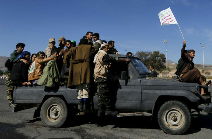 Phiến quân Houthi trên chiếc xe tuần tra ở thành phố Sanaa, Yemen ngày 25/3.